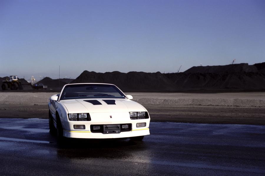  Chevrolet Camaro IROC-Z Convertible 1988 года  (фото 17 из 18)